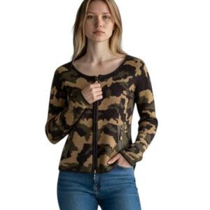 LUMIERE GREEN CAMO ZIP FRONT SWEATER SZ.S EUC.
